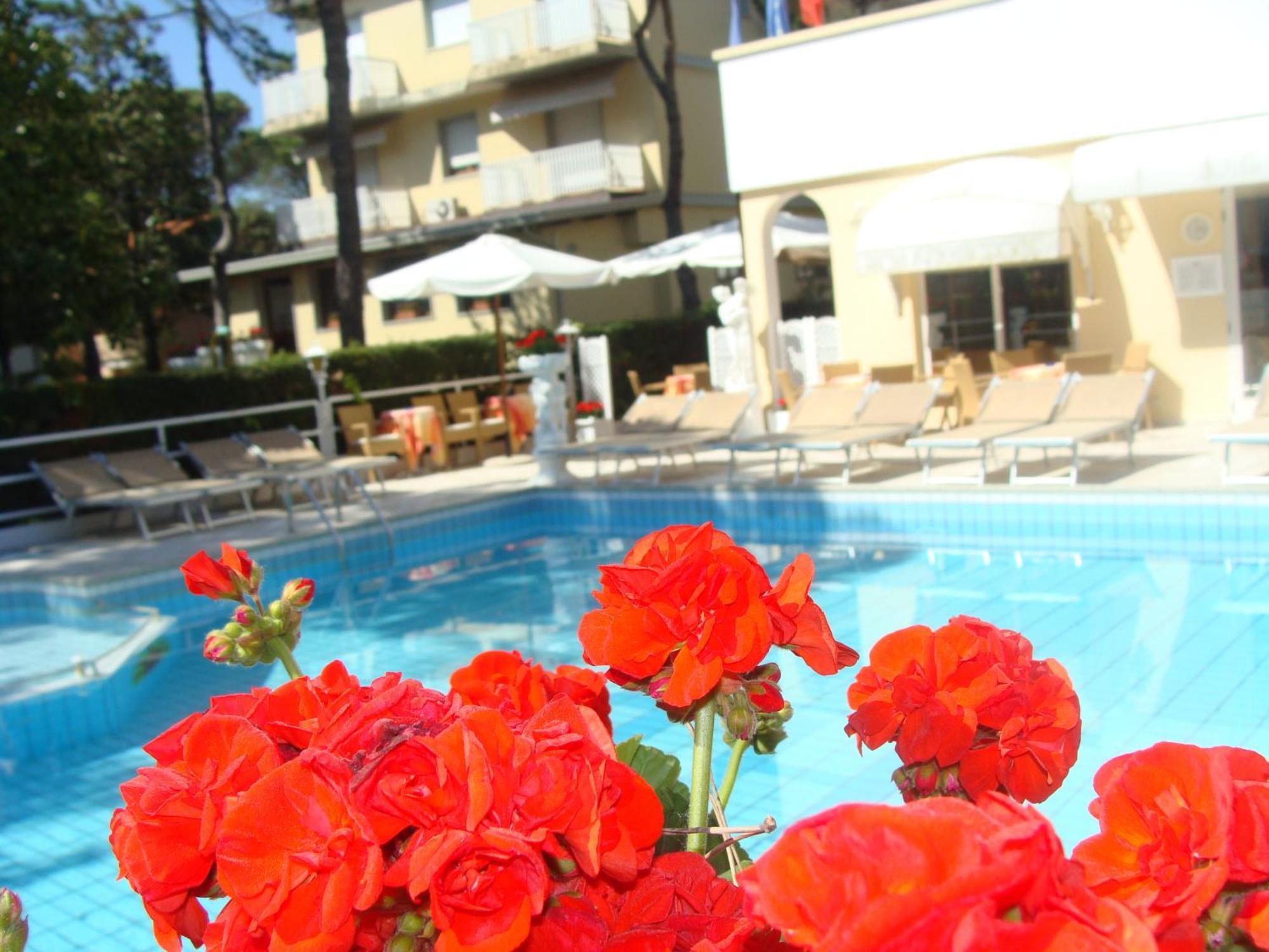 Hotel Villa Luisa Lignano Sabbiadoro Exterior photo