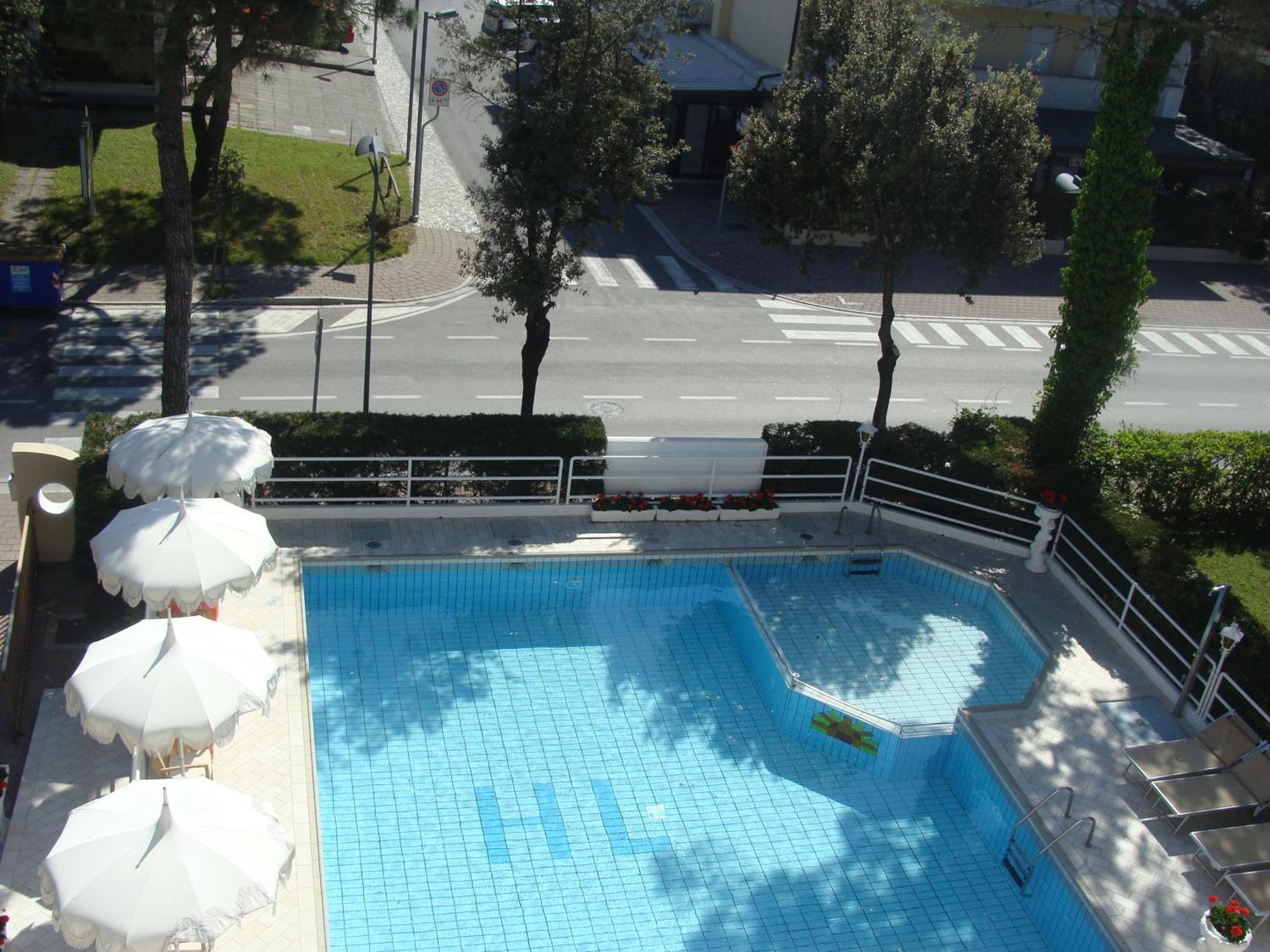 Hotel Villa Luisa Lignano Sabbiadoro Exterior photo